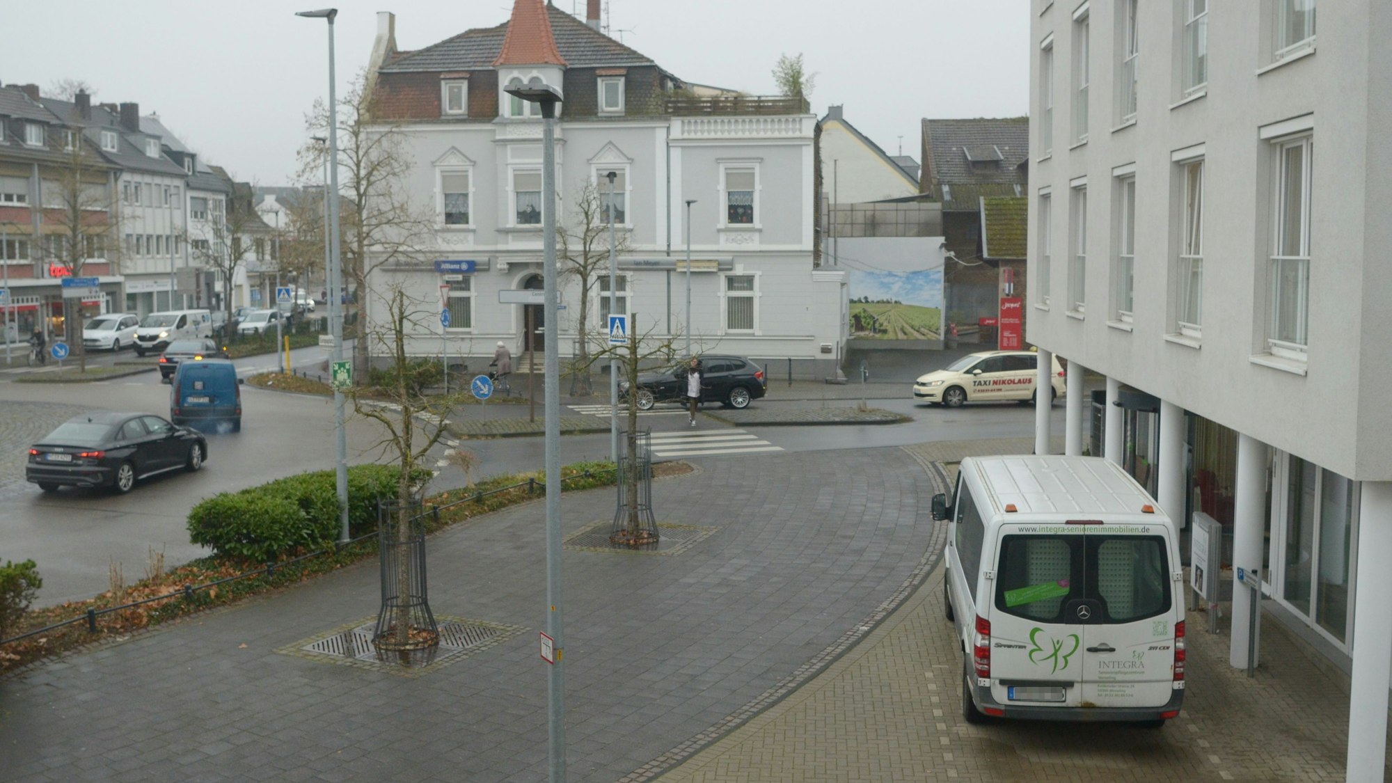 Die Übersicht zeigt das Seniorenheim samt Gehweg, der an den Kreisverkehr Europaplatz grenzt, und im Hintergrund die Einfahrt in die Gerberstraße.