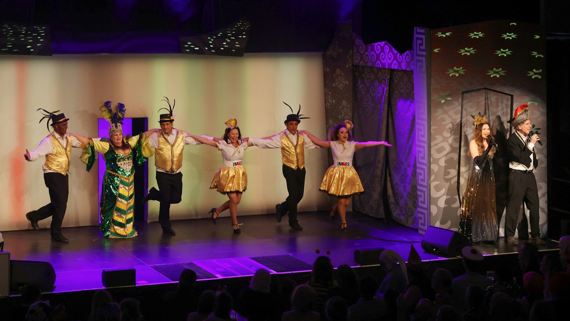 Menschen tanzen auf der Bühne.