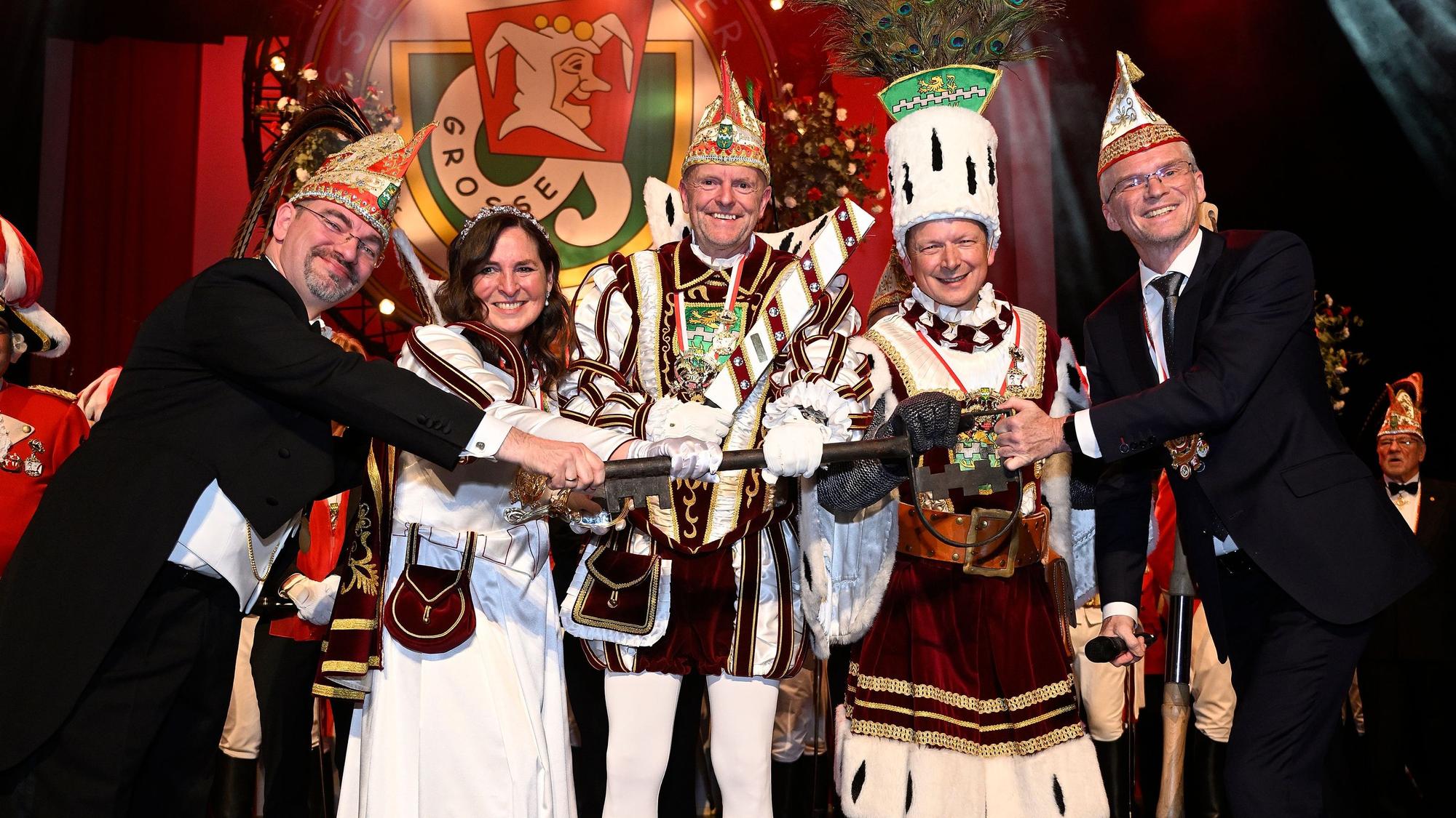 Bergisch Gladbachs Bürgermeister Frank Stein überreicht die Rathausschlüssel an Prinz Andreas I., Bauer Gerd und Jungfrau Sabine.