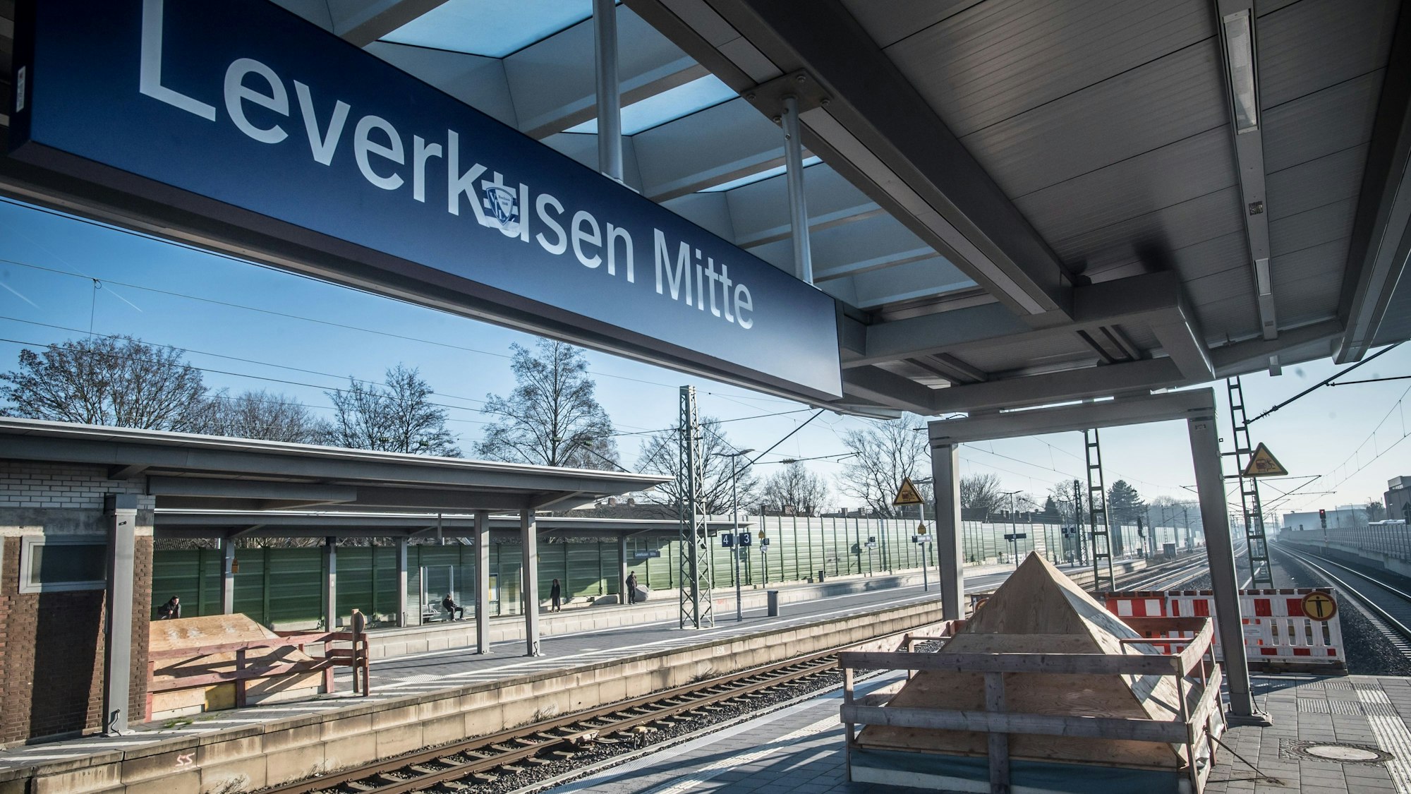 Mit einer Pyramide aus Holz ist der Aufzugsschacht zu den fehlenden Bahnsteigen im Bahnhof Leverkusen Mitte verschlossen. Foto: Ralf Krieger