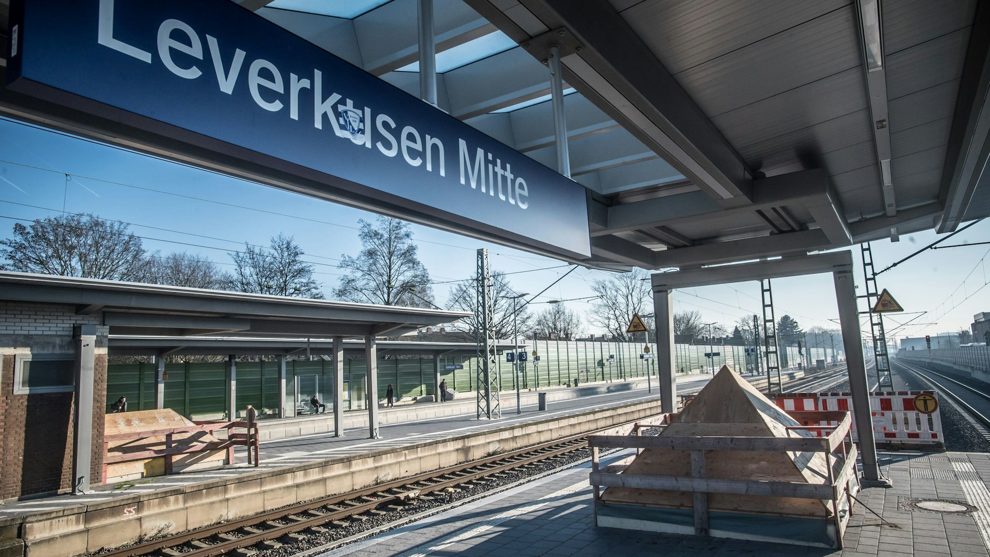 Mit einer Pyramide aus Holz ist der Aufzugsschacht zu den fehlenden Bahnsteigen im Bahnhof Leverkusen Mitte verschlossen. Foto: Ralf Krieger