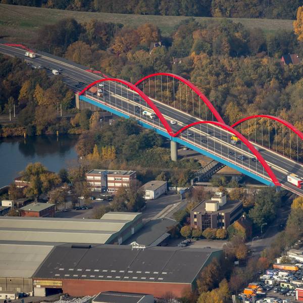 Luftaufnahme der A42-Brücke über den Rhein-Herne-Kanal in Bottrop.