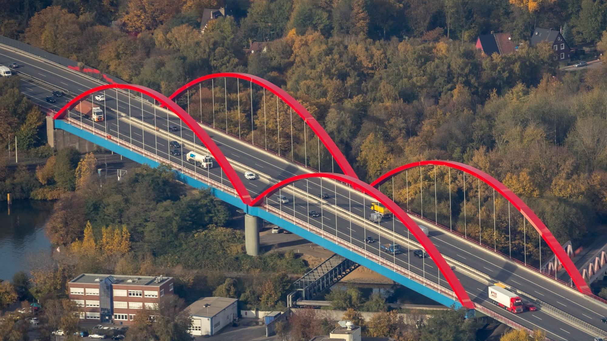 Luftaufnahme der A42-Brücke über den Rhein-Herne-Kanal in Bottrop.