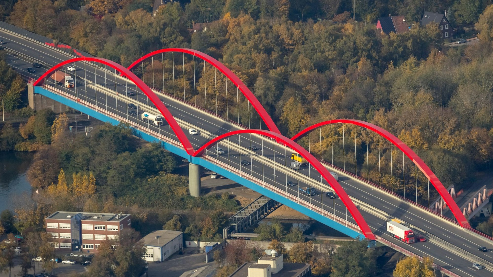 HANDOUT - 06.11.2018, Nordrhein-Westfalen, Bottrop: Luftaufnahme der A42-Brücke über den Rhein-Herne-Kanal in Bottrop. Wegen massiver Schäden an einer Brücke bleibt die Autobahn 42 zwischen Bottrop und Essen vermutlich mehrere Monate lang gesperrt. (zu dpa «Brücke defekt: Autobahn 42 zwischen Bottrop und Essen bleibt gesperrt») Foto: Hans Blossey/Autobahn-Westfalen/dpa - ACHTUNG: Nur zur redaktionellen Verwendung im Zusammenhang mit der aktuellen Berichterstattung und nur mit vollständiger Nennung des vorstehenden Credits +++ dpa-Bildfunk +++
