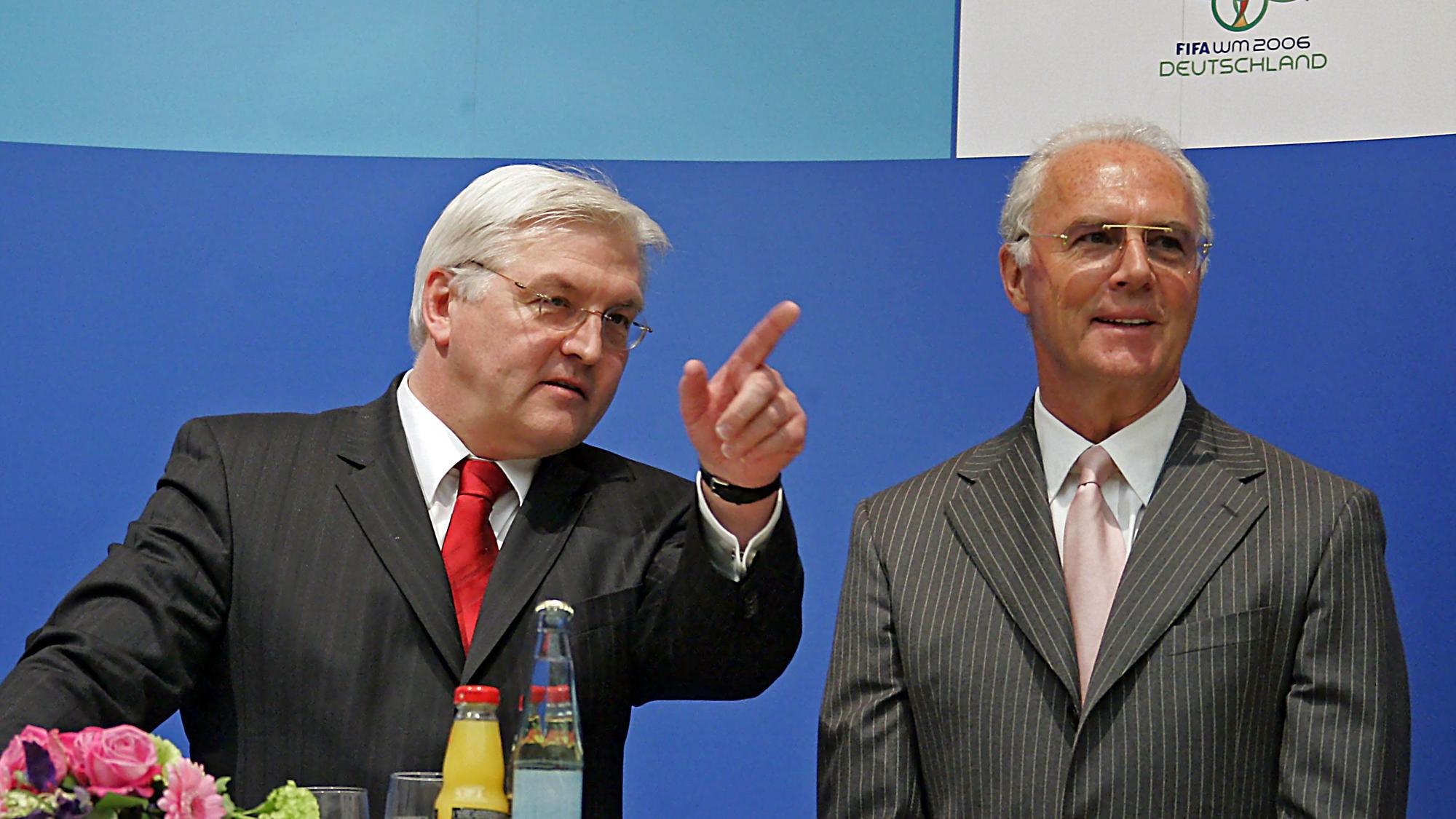 Gemeinsame Begegnung: Frank-Walter Steinmeier (l., damals Bundesaußenminister) und Franz Beckenbauer, Präsident des Organisationskomitees Deutschland 2006, bei einer Pressekonferenz.