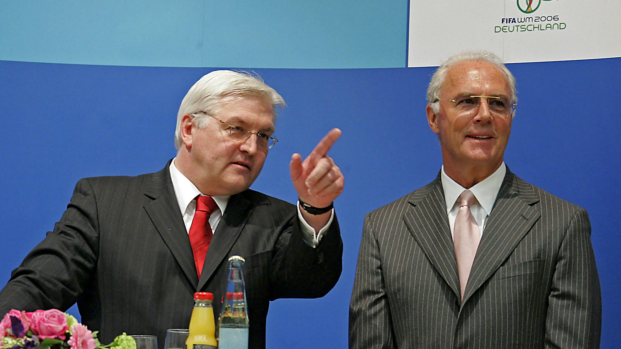 Gemeinsame Begegnung: Frank-Walter Steinmeier (l., damals Bundesaußenminister) und Franz Beckenbauer, Präsident des Organisationskomitees Deutschland 2006, bei einer Pressekonferenz.