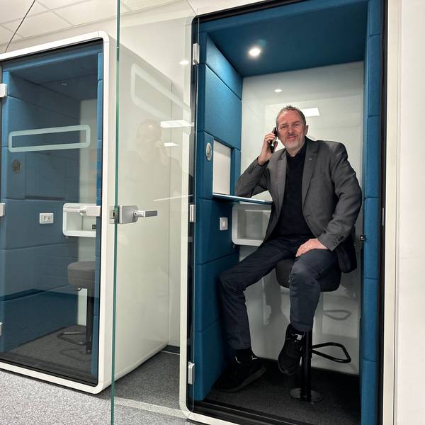 Professor Marco Winzker, Vizepräsident Hochschule Bonn-Rhein-Siegburg für Studium, Lehre und Weiterbildung, in einer modernen und schalldichten Telekommunikationskabine, früher Telefonzelle genannt, in Hochschulbibliothek.