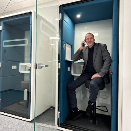 Professor Marco Winzker, Vizepräsident Hochschule Bonn-Rhein-Siegburg für Studium, Lehre und Weiterbildung, in einer modernen und schalldichten Telekommunikationskabine, früher Telefonzelle genannt, in Hochschulbibliothek.