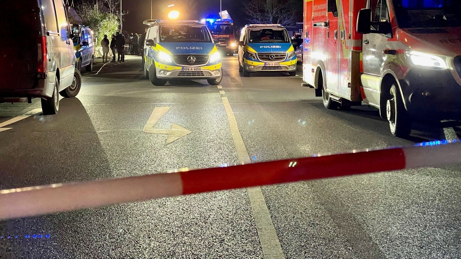 Schwerer Autounfall auf der Autobahn in der Nacht. (Symbolfoto)