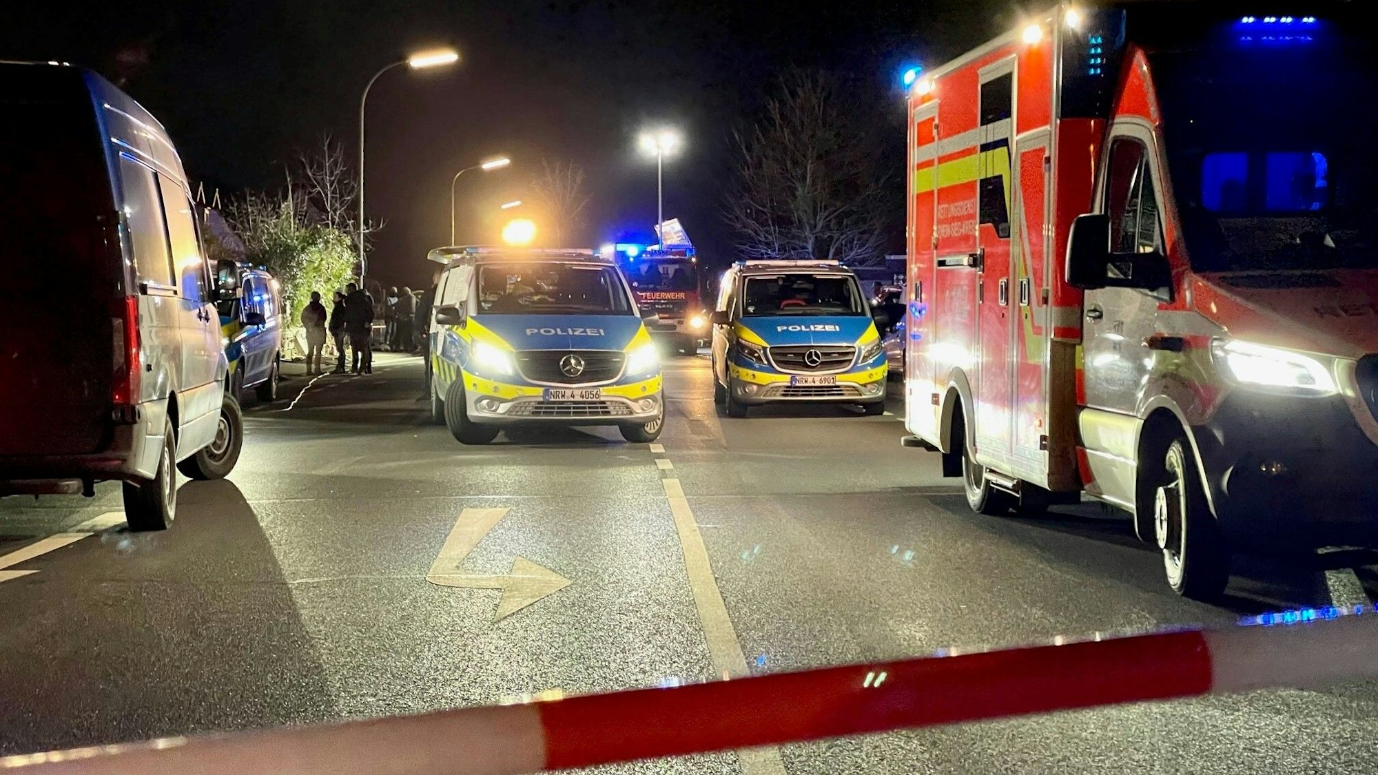 Ein Auto ist in das Schaufenster einer Bäckerei gefahren. (Symbolbild)