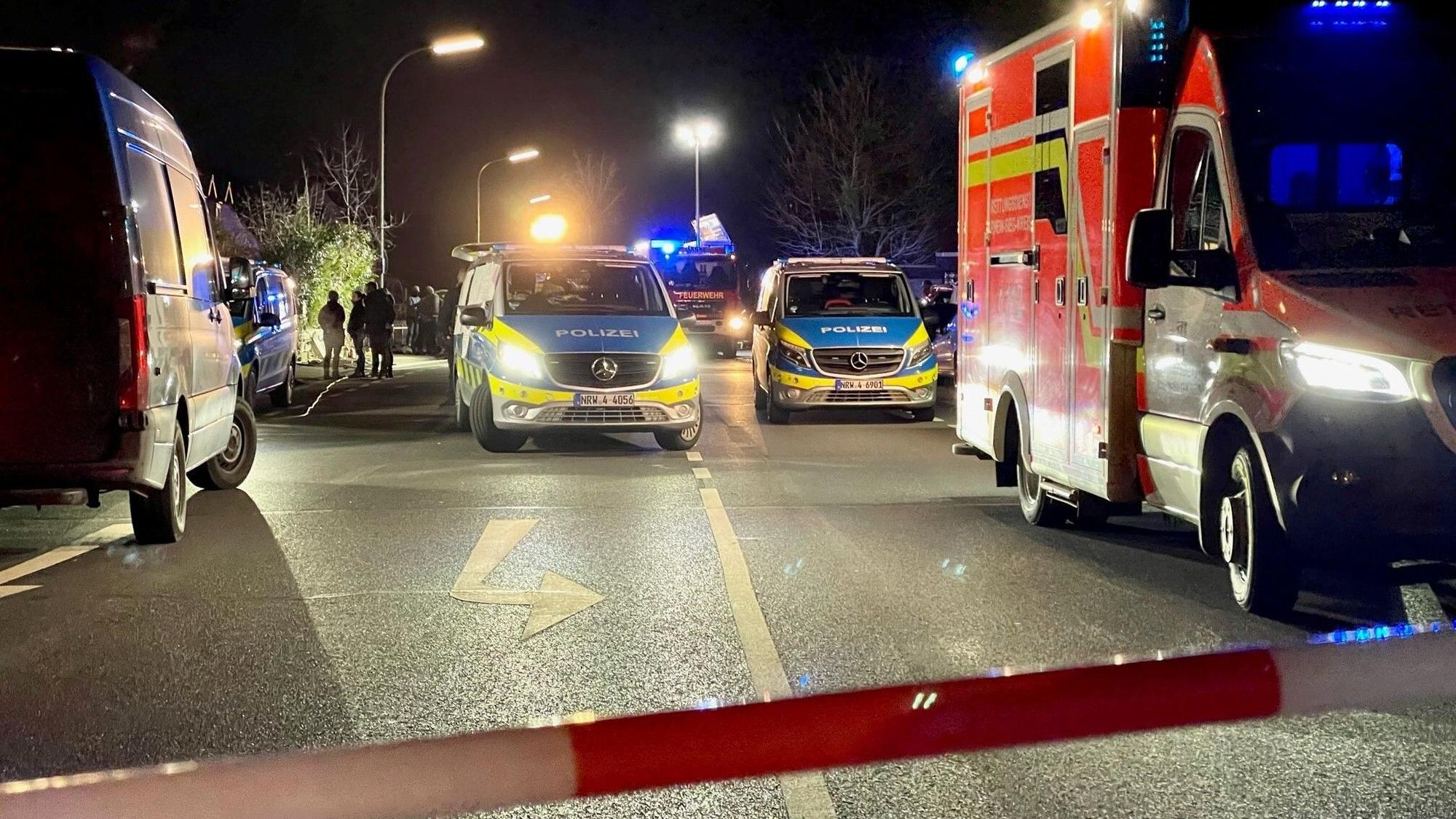 Polizei- und Rettungseinsatz nach einem schweren Verkehrsunfall am Abend (Symbolfoto).