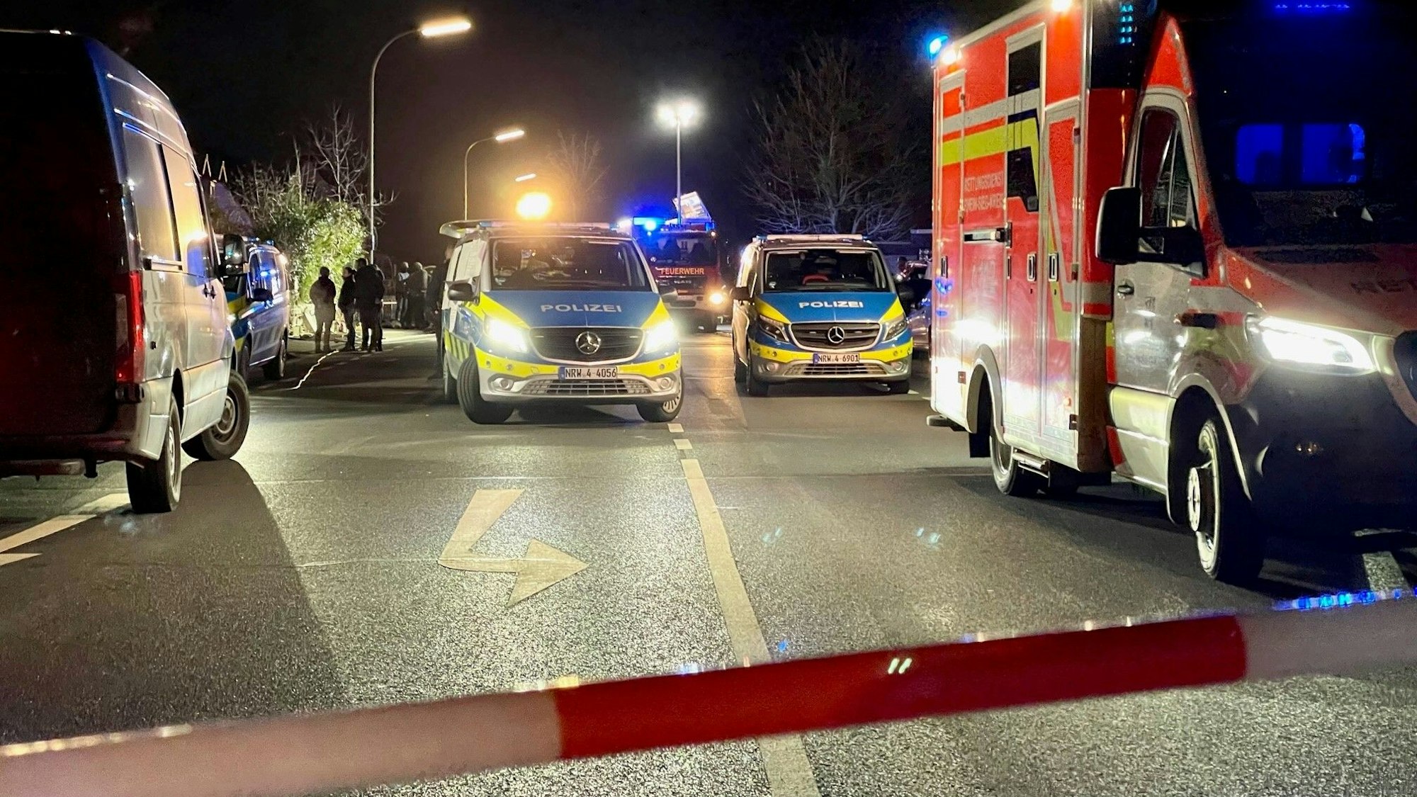 Polizeieinsatz in der Nacht in Köln.