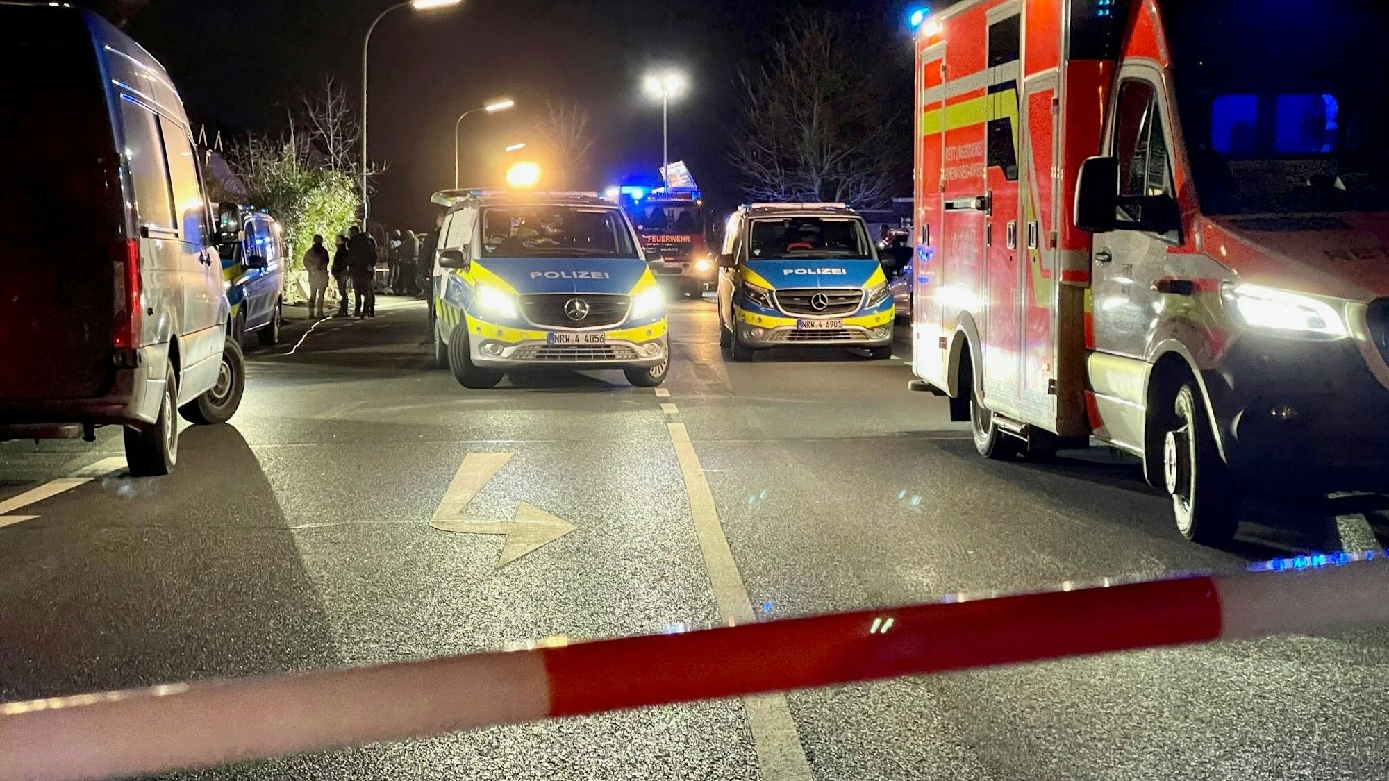 Ein Polizeiwagen und ein Rettungswagen bei einem Einsatz. (Symbolbild)