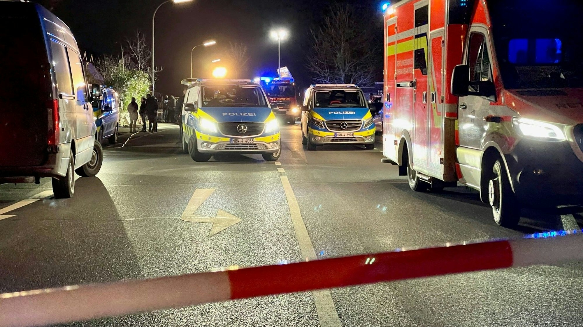 Polizei und Rettungsdienst nach einem Verkehrsunfall im Einsatz. (Symbolfoto)