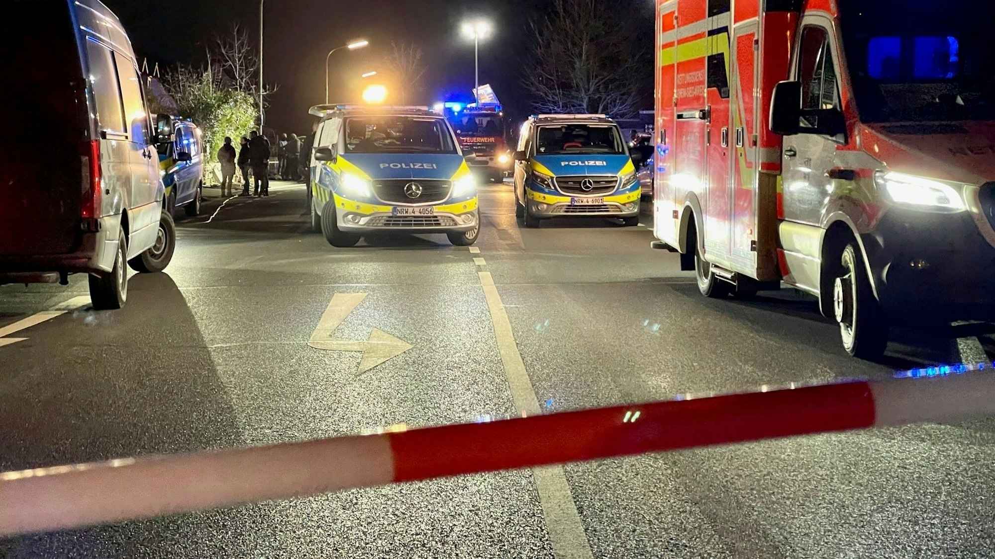 Ein Motorrad liegt nach einem Unfall auf der Straße.