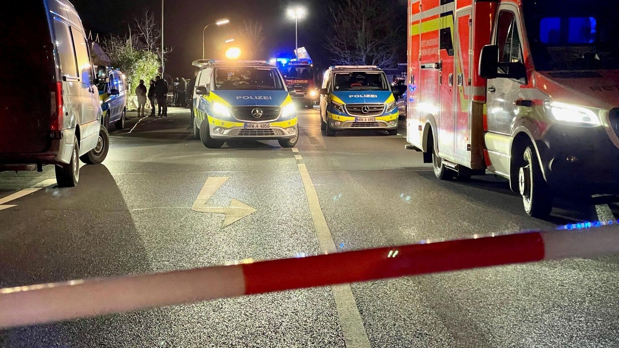 Polizeieinsatz in der Nacht mit Rettungskräften. (Symbolfoto)