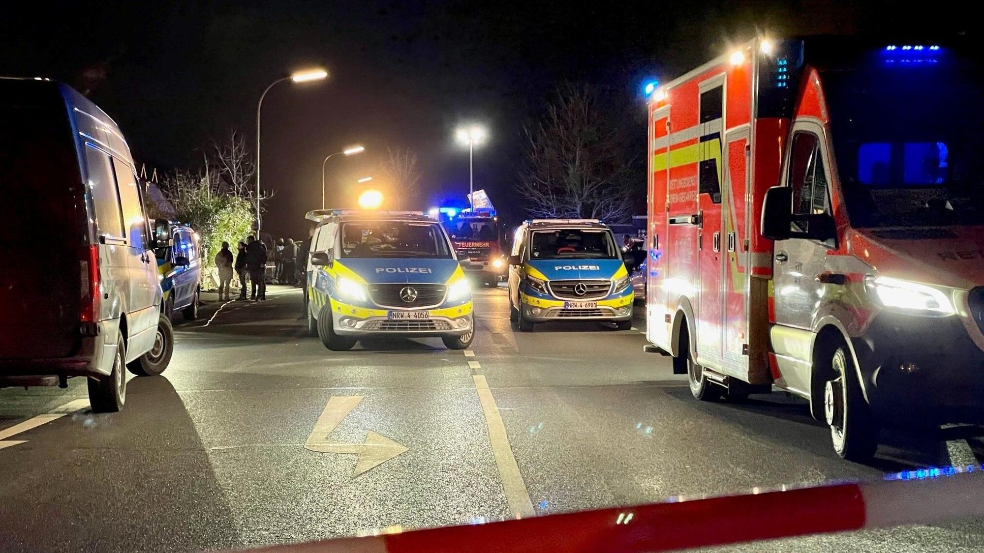 Polizeieinsatz in der Nacht mit Rettungskräften. (Symbolfoto)