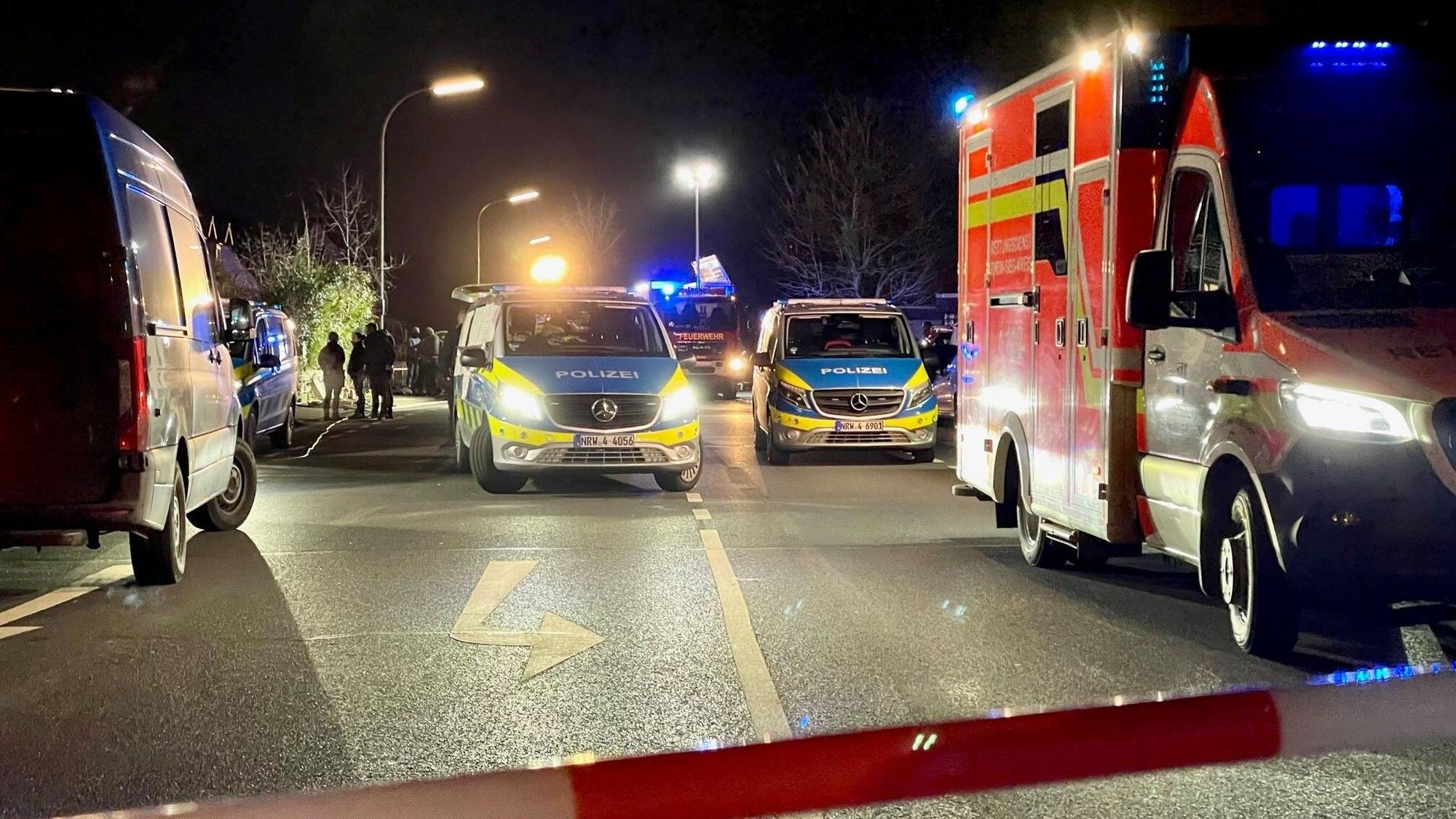Polizei und Rettungskräfte bei einem nächtlichen Einsatz. (Symbolfoto)