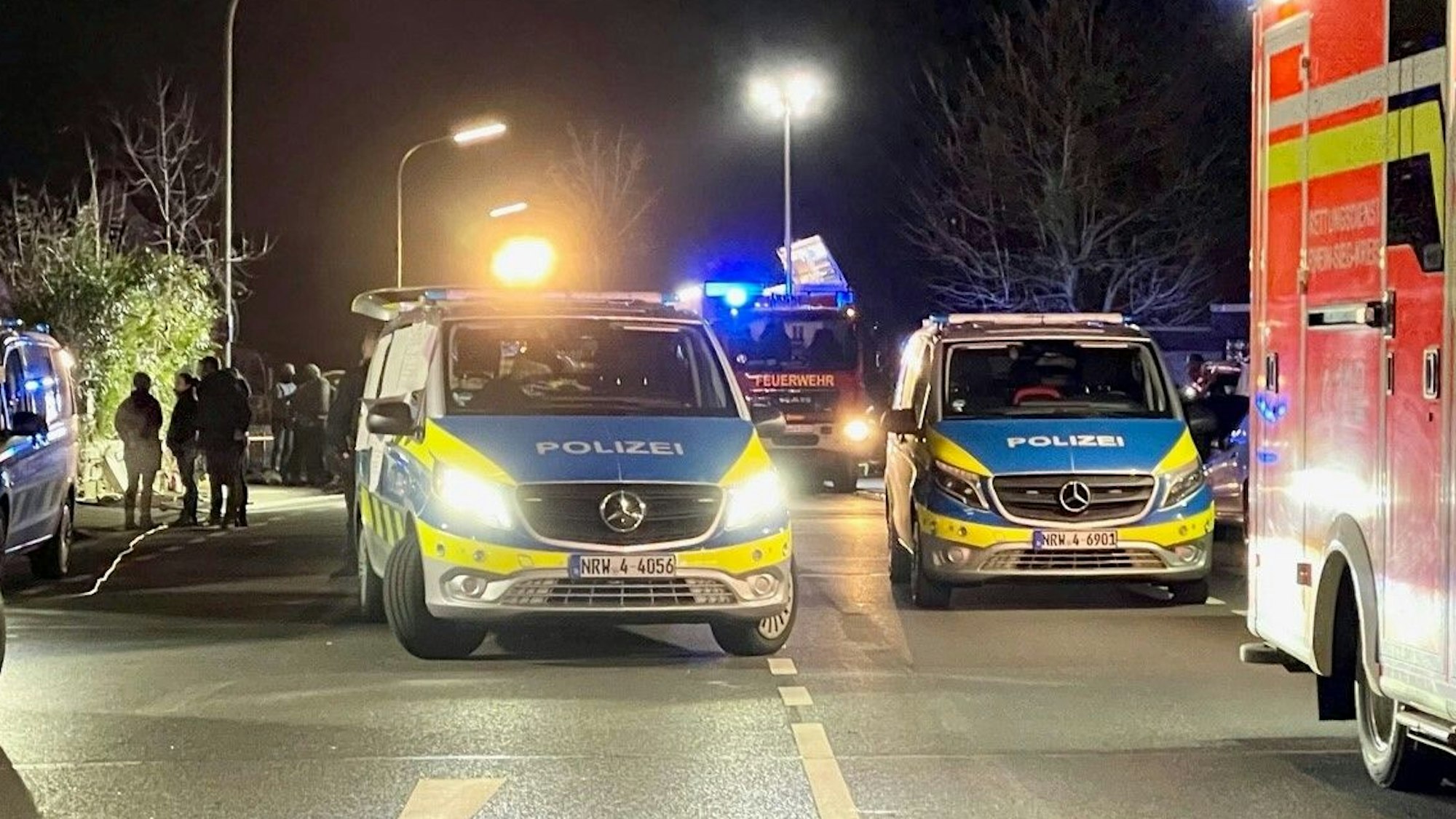 Polizei- und Rettungswageneinsatz in der Nacht (Symbolfoto).