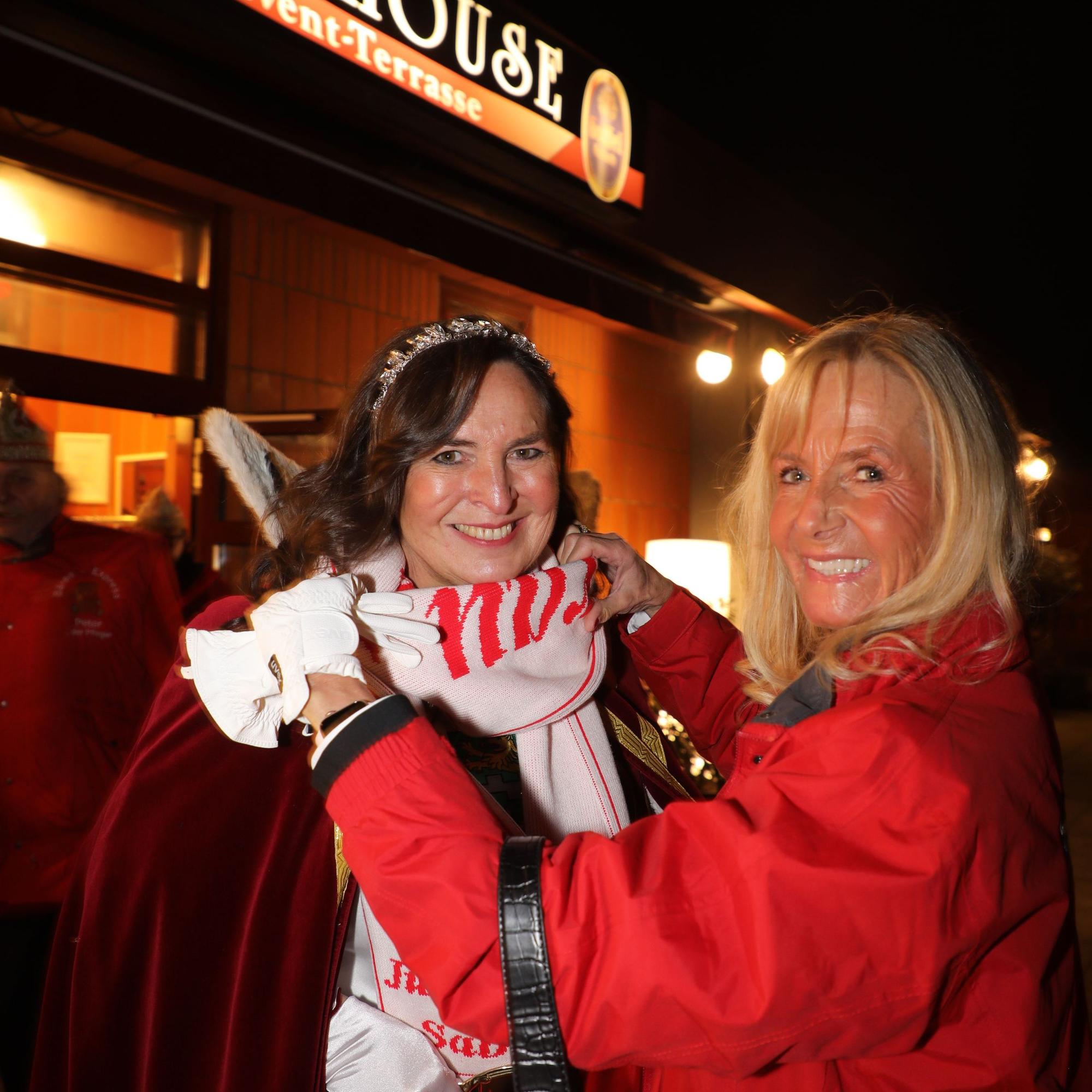 Jungfrau Sabine (Auweiler) und Adjutantin Andrea Habrunner stehen vor dem Penthouse des Bürgerhauses Bergischer Löwe.