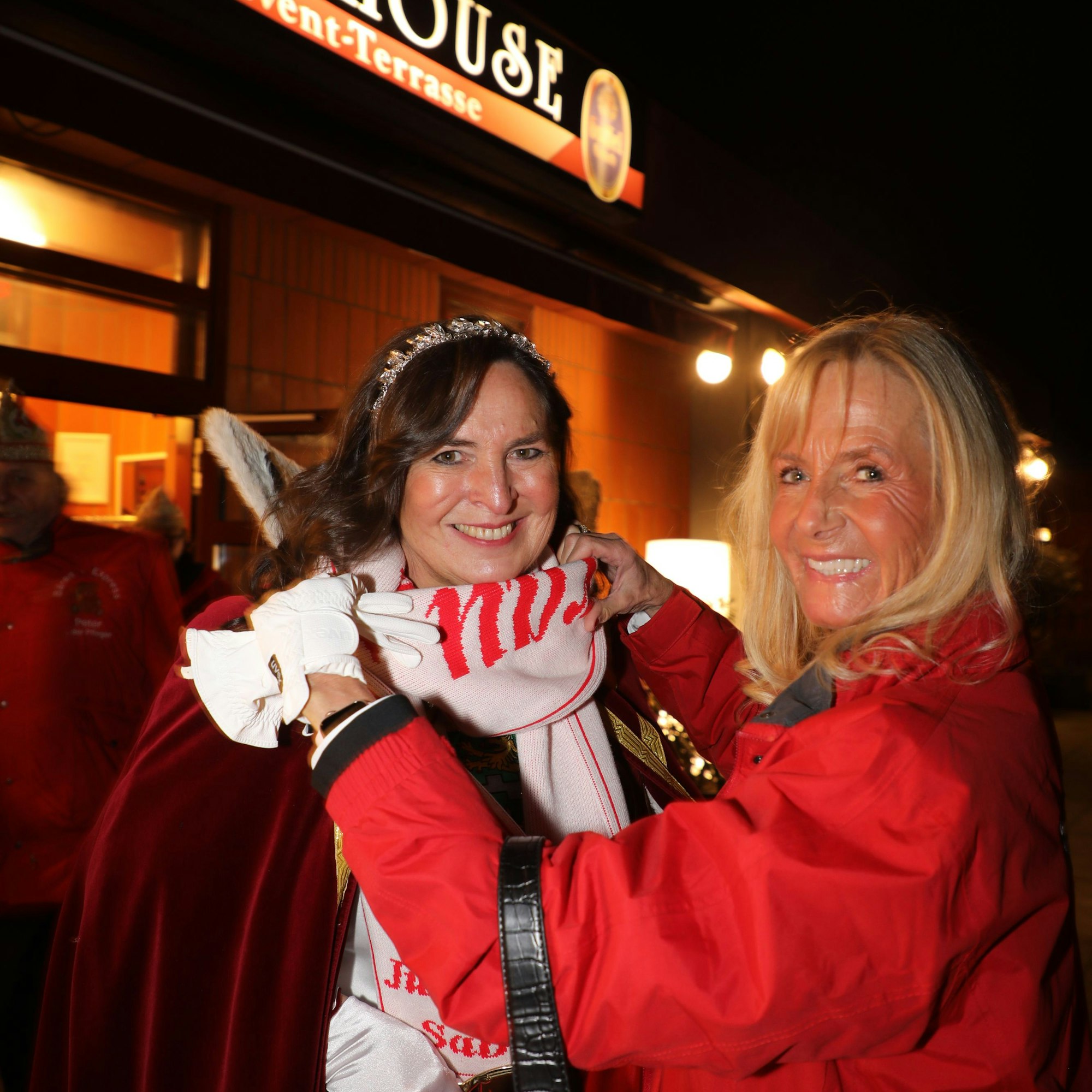 Jungfrau Sabine (Auweiler) und Adjutantin Andrea Habrunner stehen vor dem Penthouse des Bürgerhauses Bergischer Löwe.