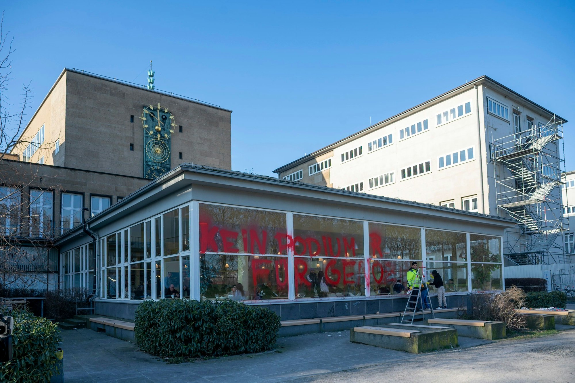 Das Gebäude der Albert-Magnus-Universität wurde mit roter Farbe beschmiert.
