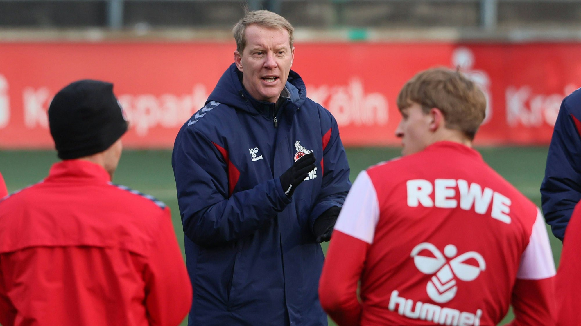 Timo Schultz stimmt seine Mannschaft auf die Partie gegen Heidenheim ein.