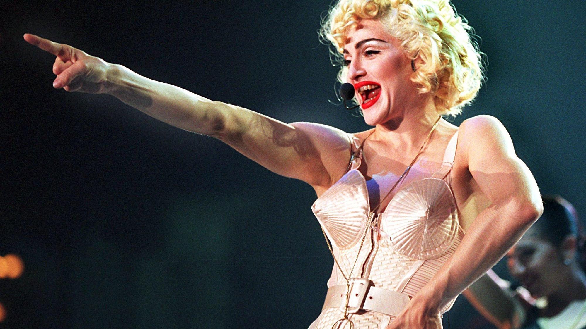 Im Korsett des französischen Designers Jean Paul Gaultier tritt US-Sängerin Madonna am 17.07.1990 in Dortmund im Rahmen ihrer Blond Ambition World Tour auf.