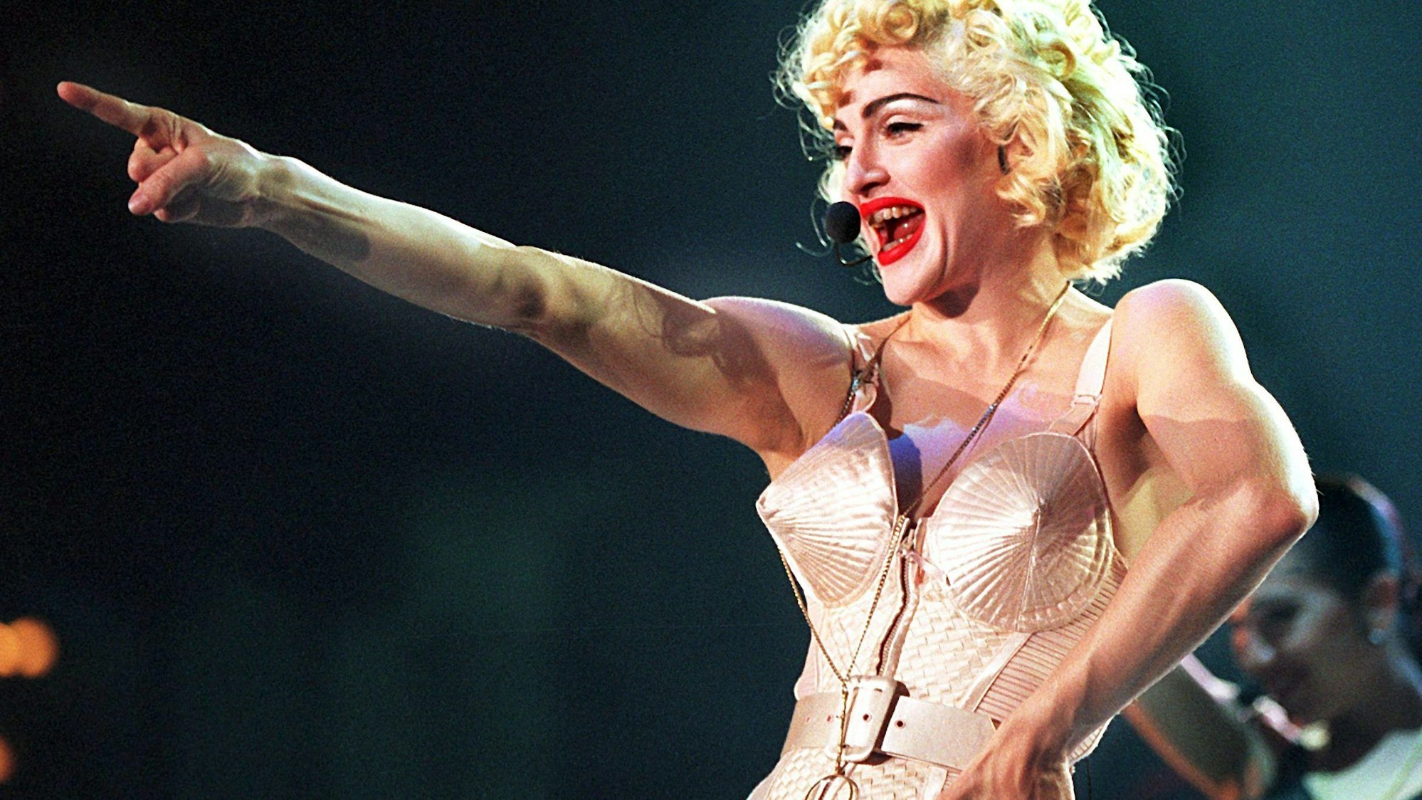 Im Korsett des französischen Designers Jean Paul Gaultier tritt US-Sängerin Madonna am 17.07.1990 in Dortmund im Rahmen ihrer Blond Ambition World Tour auf.