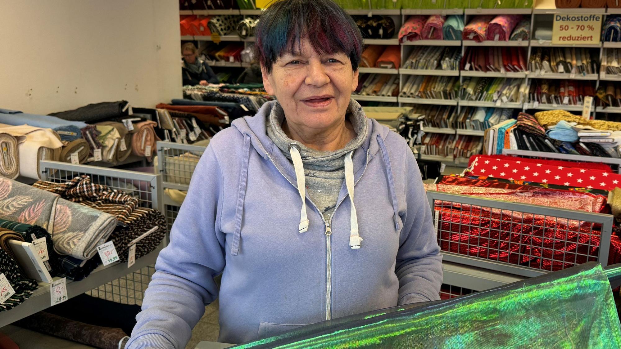 Christine Bromand mit einem Stoffballen