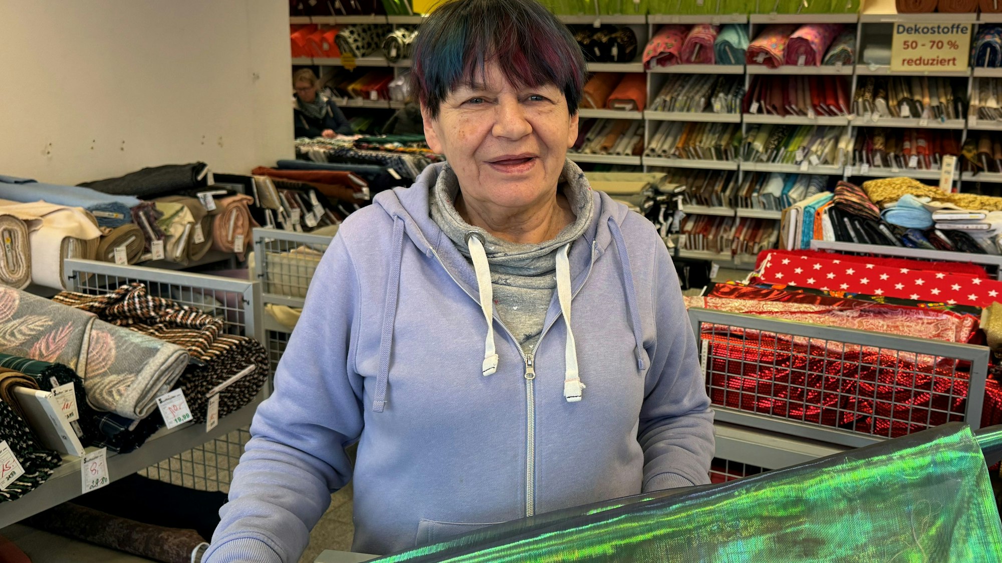 Christine Bromand mit einem Stoffballen