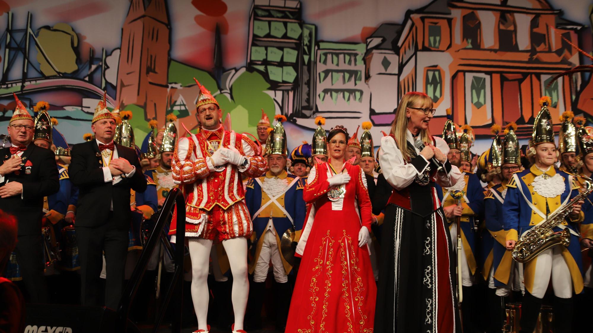 Der Vorsitzende der 1. Hennefer Karnevalsgesellschaft, Michael Marx (2.v.l.), hat stets ein Auge auf sein Prinzenpaar Jörg IV. und seine Prinzessin Kathrin I.