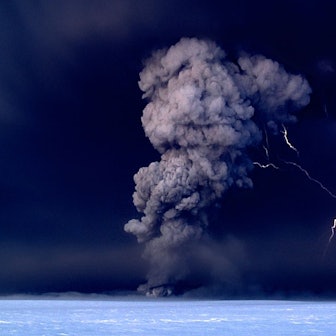 Bei einem Ausbruch des Vulkans Grímsvötn auf Island steigt eine kilometerhohe Aschesäule in den Himmel. Nach der Eruption bilden sich in einem Unwetter große Blitze. (Archivbild)