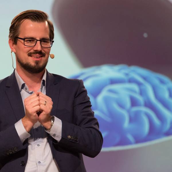 Der promovierte Neurowissenschaftler Boris Konrad glaubt, dass künstliche Intelligenz den Menschen helfen kann, sich weiterzuentwickeln.