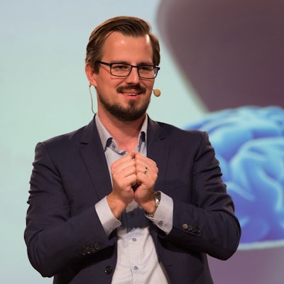 Der promovierte Neurowissenschaftler Boris Konrad glaubt, dass künstliche Intelligenz den Menschen helfen kann, sich weiterzuentwickeln.
