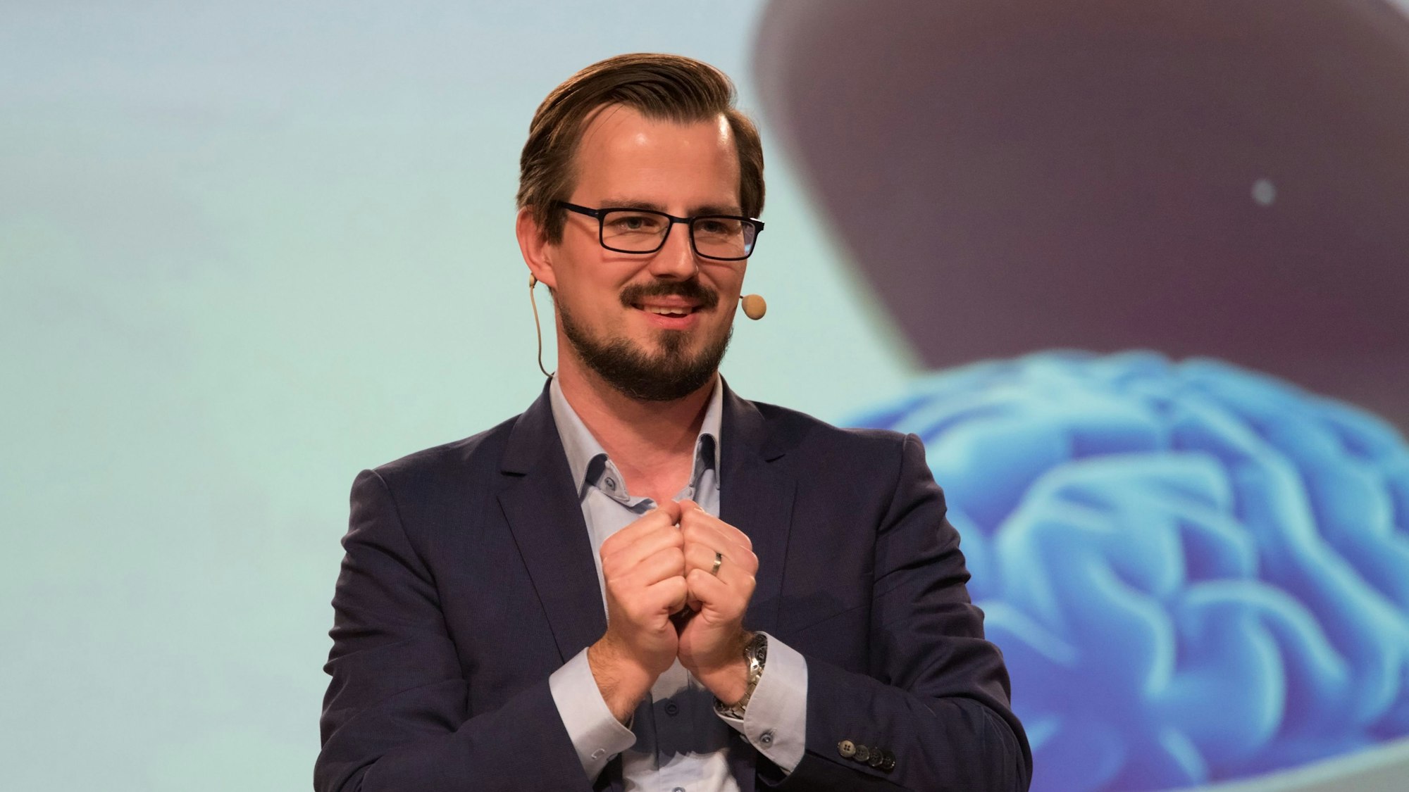 Der promovierte Neurowissenschaftler Boris Konrad glaubt, dass künstliche Intelligenz den Menschen helfen kann, sich weiterzuentwickeln.