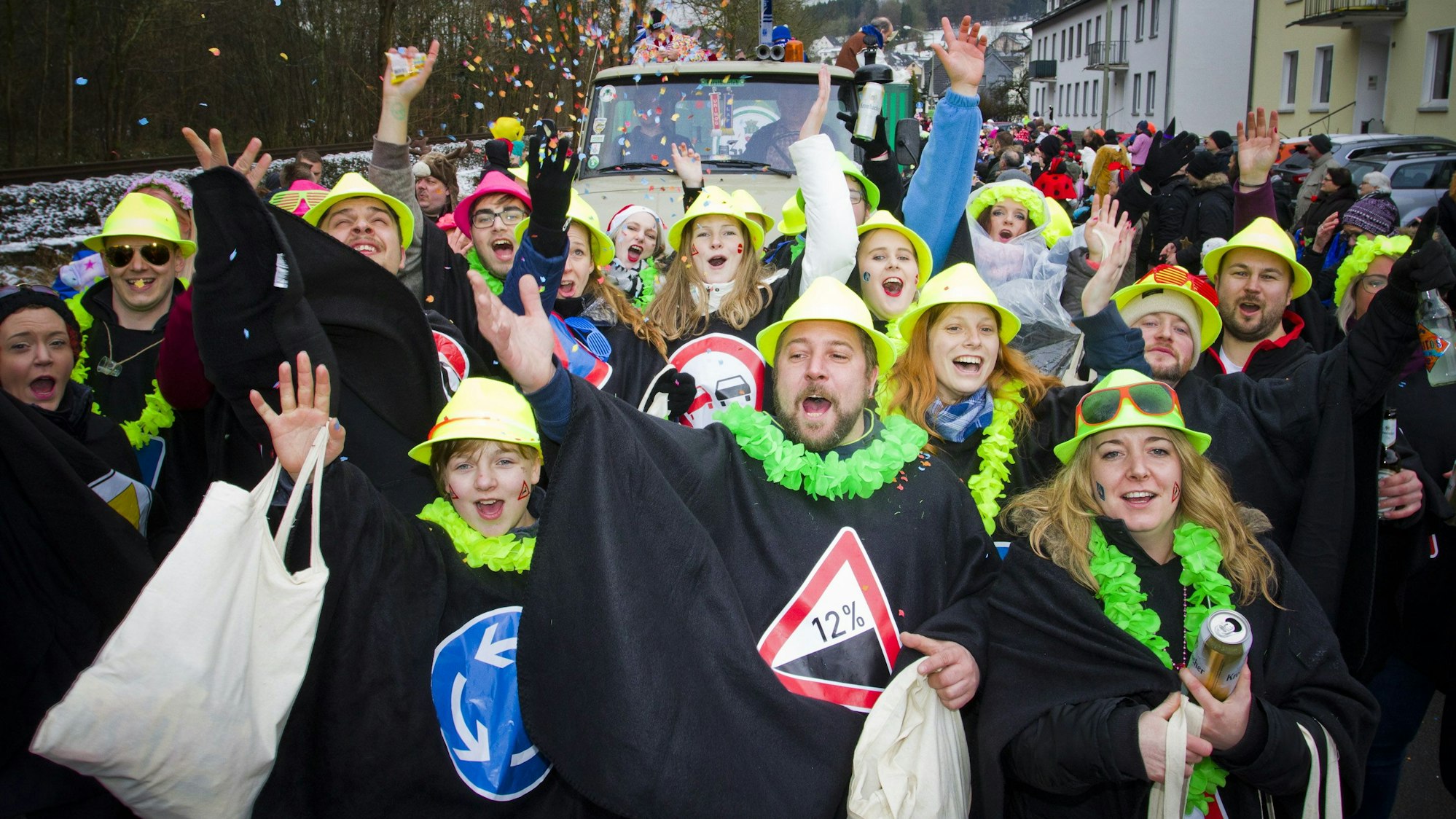 Eine als Verkehrsschilder verkleidete Gruppe beim Ründerother Karnevalszug.
