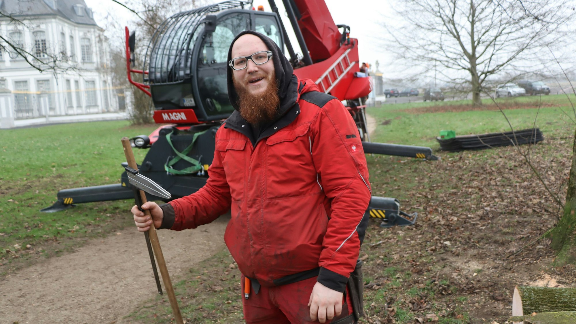 Zu sehen ist Joshua Sistenich, der Werkzeug in der Hand hält und eine dicke Jacke trägt.