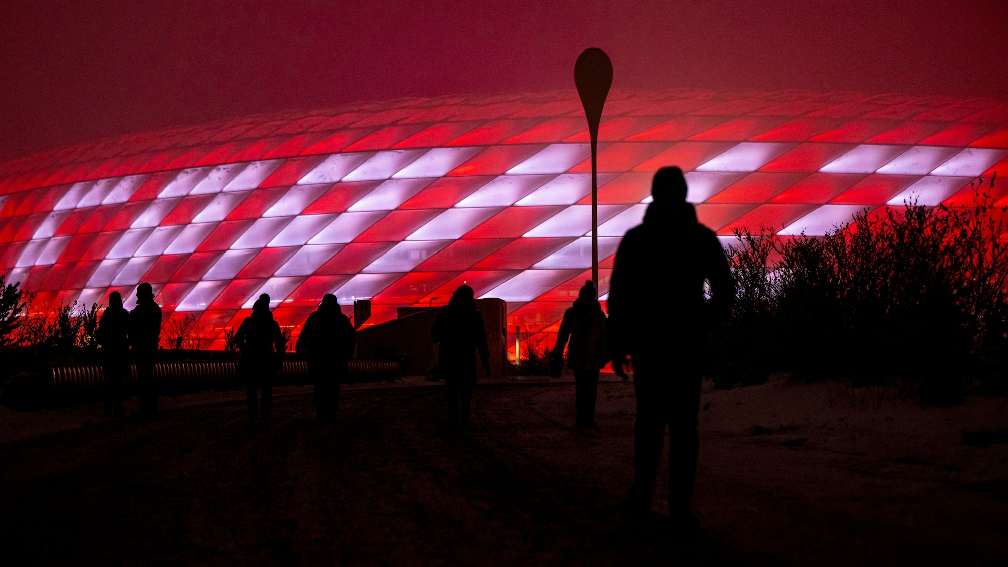 Die Allianz Arena ist mit dem Schriftzug „Danke Franz“, in Erinnerung an den verstorbenen Franz Beckenbauer, beleuchtet.