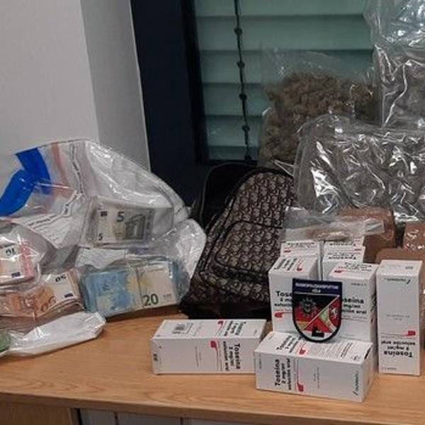 Auf einem Tisch sind Bargeld und Drogen ausgestellt.