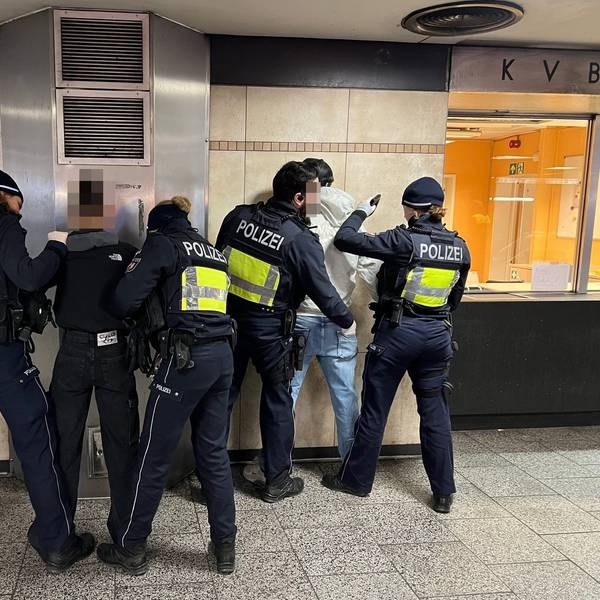 Polizistinnen und Polizisten durchsuchen in der KVB-Zwischenebene am Ebertplatz zwei mutmaßliche Drogendealer.