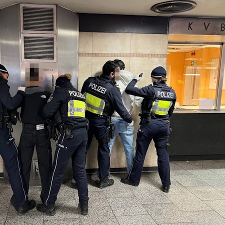 Polizistinnen und Polizisten durchsuchen in der KVB-Zwischenebene am Ebertplatz zwei mutmaßliche Drogendealer.