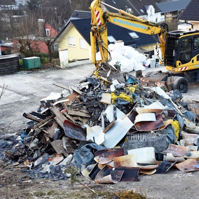 Das Foto zeigt einen Bagger und einen Schutthaufen.