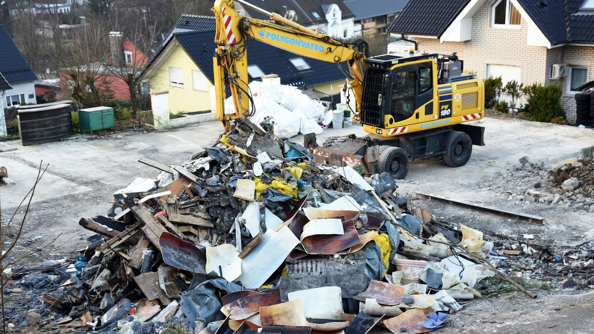 Das Foto zeigt einen Bagger und einen Schutthaufen.