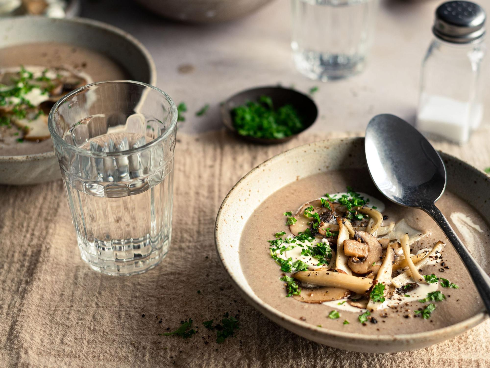 Waldpilzsuppe aus dem Kochbuch Kraut und Korn von Hendrik Dockhorn und Sandra Wiese (Fotos)