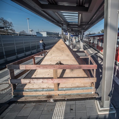 Mit einer Pyramide aus Holz ist der Aufzugsschacht zu den fehlenden Bahnsteigen im Bahnhof Leverkusen Mitte verschlossen.