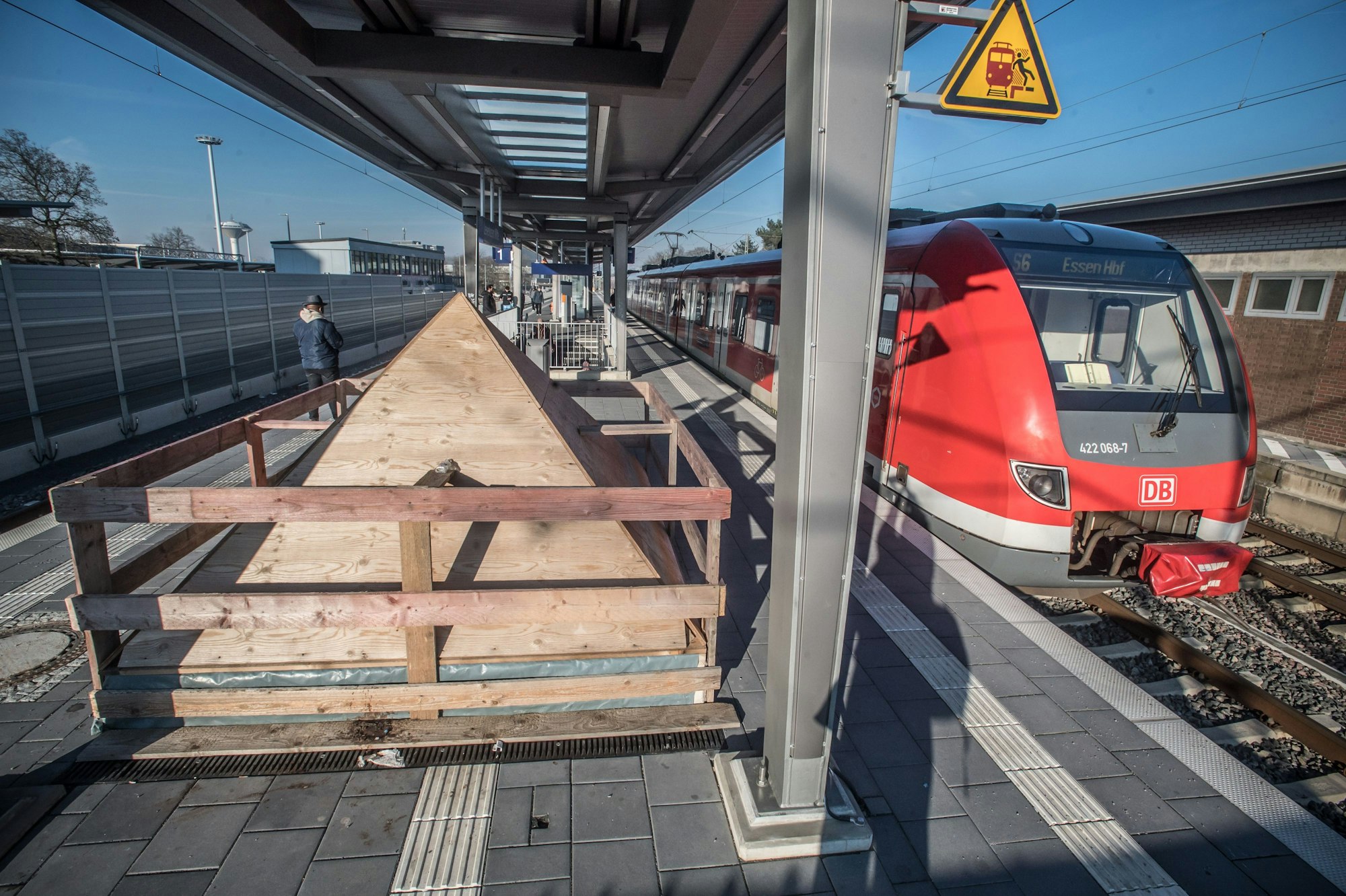 Mit einer Pyramide aus Holz ist der Aufzugsschacht zu den fehlenden Bahnsteigen im Bahnhof Leverkusen Mitte verschlossen.