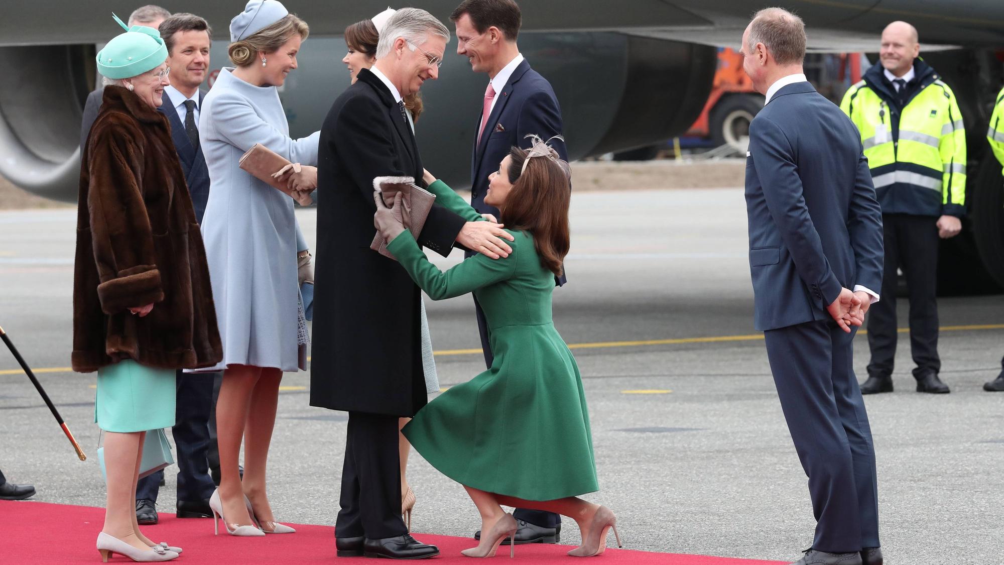 Staatsbesuch aus Belgien: Kronprinzessin Mary knickst vor König Philippe.