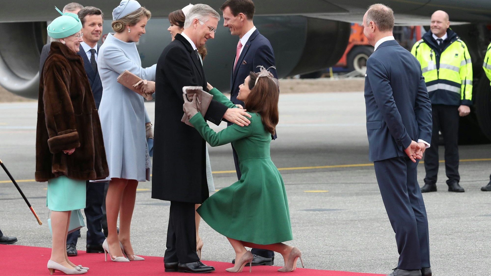 Staatsbesuch aus Belgien: Kronprinzessin Mary knickst vor König Philippe.