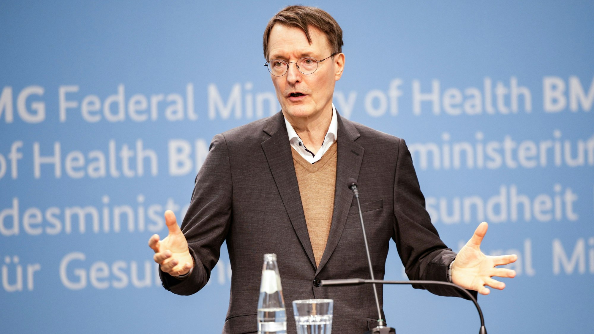 Karl Lauterbach (SPD), Bundesminister für Gesundheit, spricht auf einer Pressekonferenz.